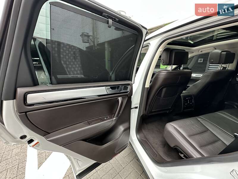 Позашляховик / Кросовер Volkswagen Touareg 2016 в Києві