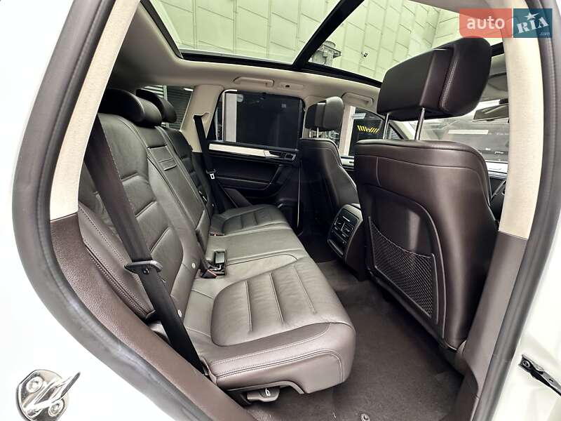 Позашляховик / Кросовер Volkswagen Touareg 2016 в Києві