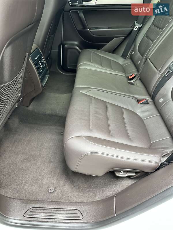 Позашляховик / Кросовер Volkswagen Touareg 2016 в Києві