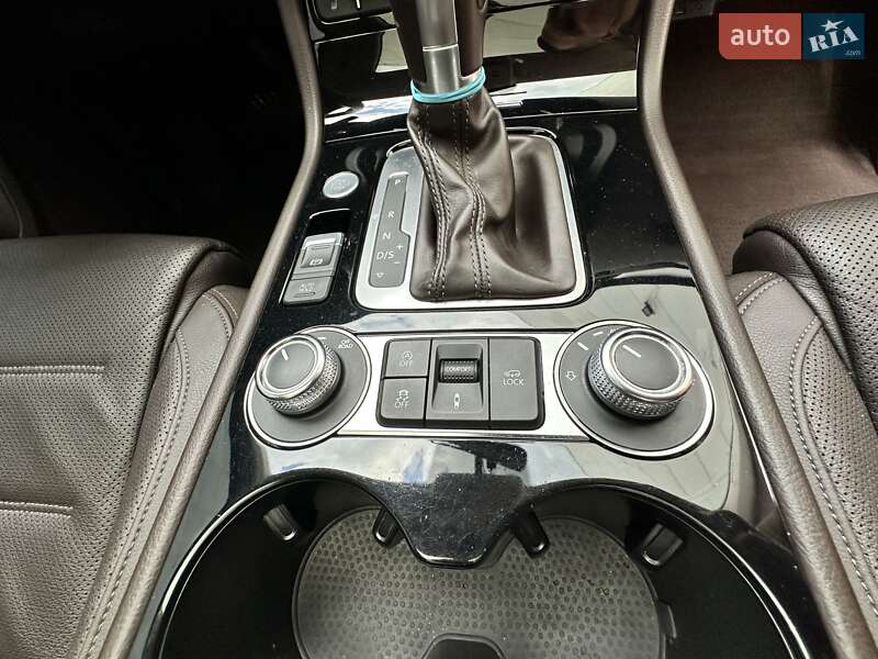 Позашляховик / Кросовер Volkswagen Touareg 2016 в Києві