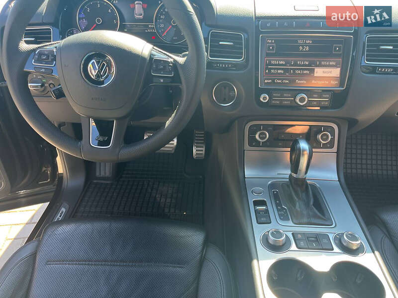 Позашляховик / Кросовер Volkswagen Touareg 2015 в Кривому Розі