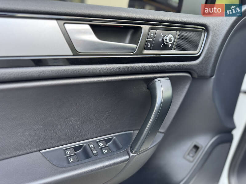 Внедорожник / Кроссовер Volkswagen Touareg 2013 в Львове