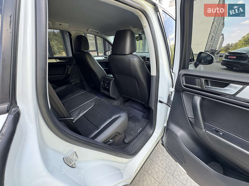 Внедорожник / Кроссовер Volkswagen Touareg 2013 в Львове