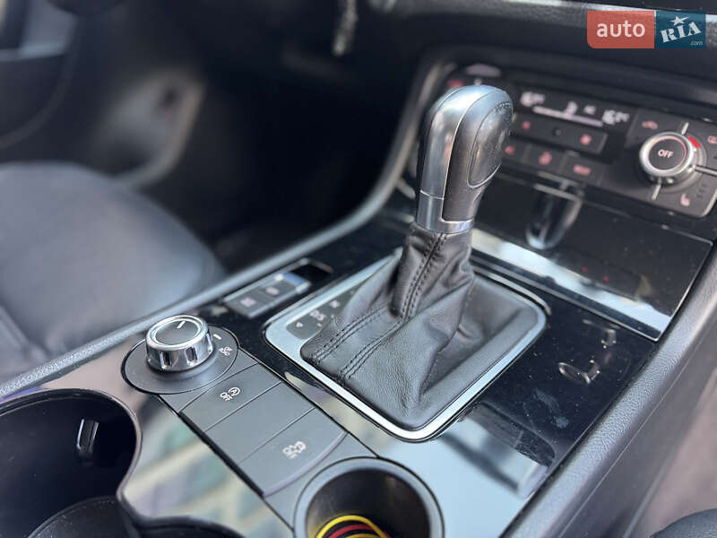 Внедорожник / Кроссовер Volkswagen Touareg 2013 в Львове