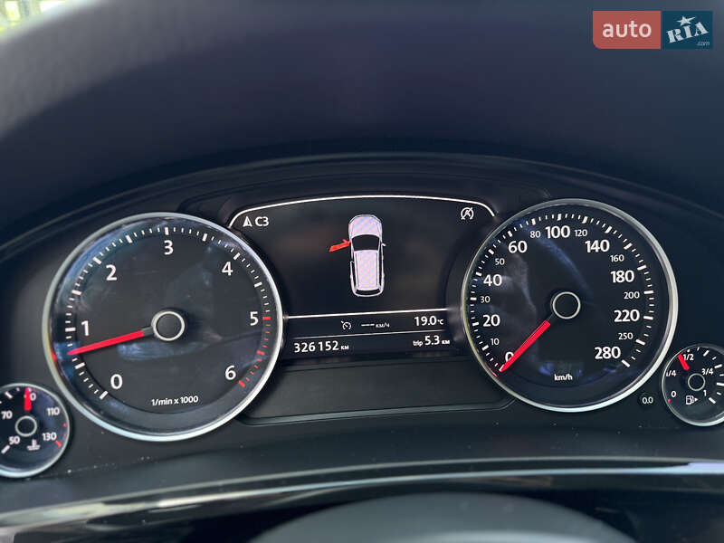 Внедорожник / Кроссовер Volkswagen Touareg 2013 в Львове