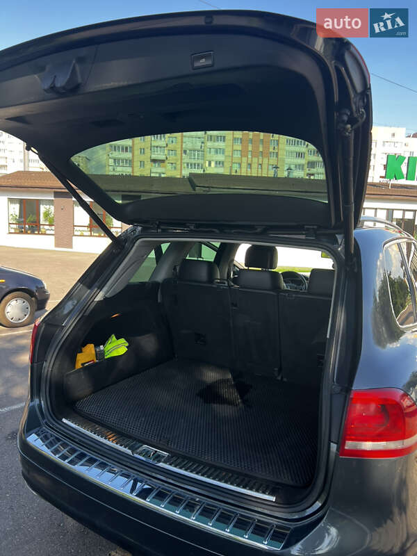 Внедорожник / Кроссовер Volkswagen Touareg 2012 в Ровно