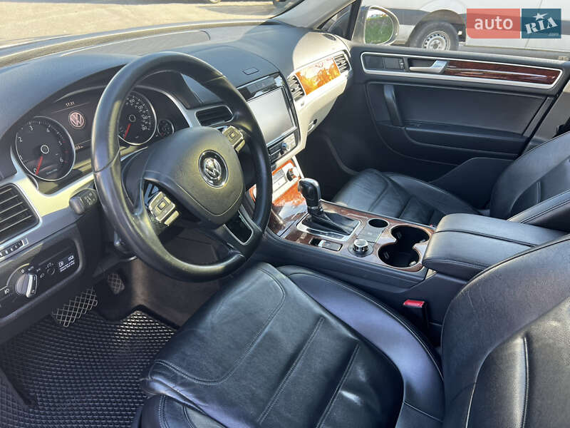 Внедорожник / Кроссовер Volkswagen Touareg 2012 в Ровно