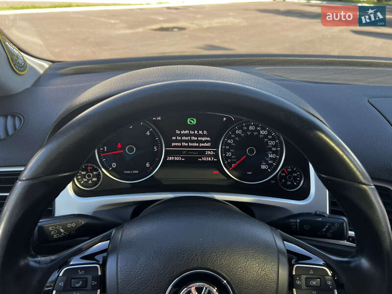 Внедорожник / Кроссовер Volkswagen Touareg 2012 в Ровно