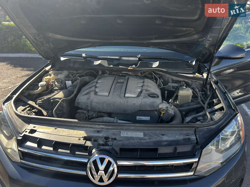 Внедорожник / Кроссовер Volkswagen Touareg 2012 в Ровно