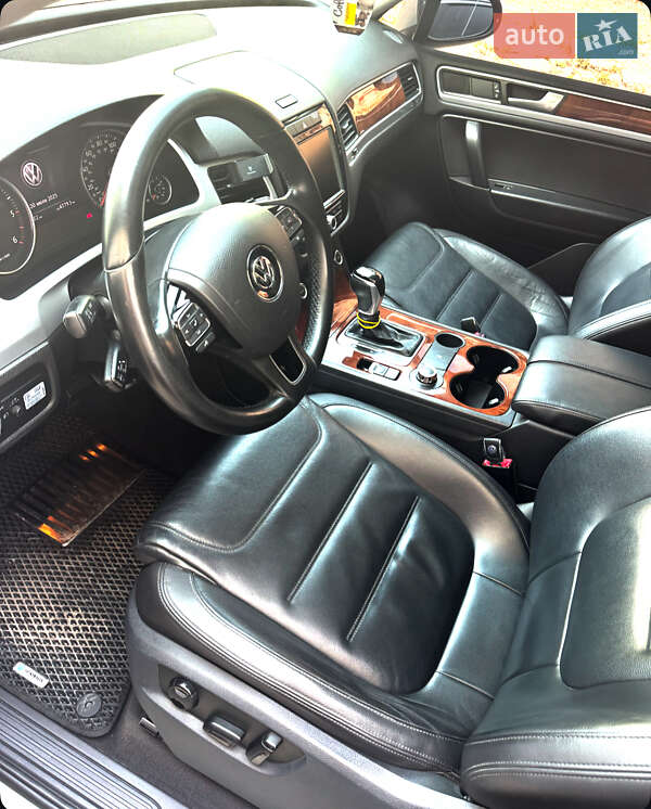 Внедорожник / Кроссовер Volkswagen Touareg 2012 в Черновцах