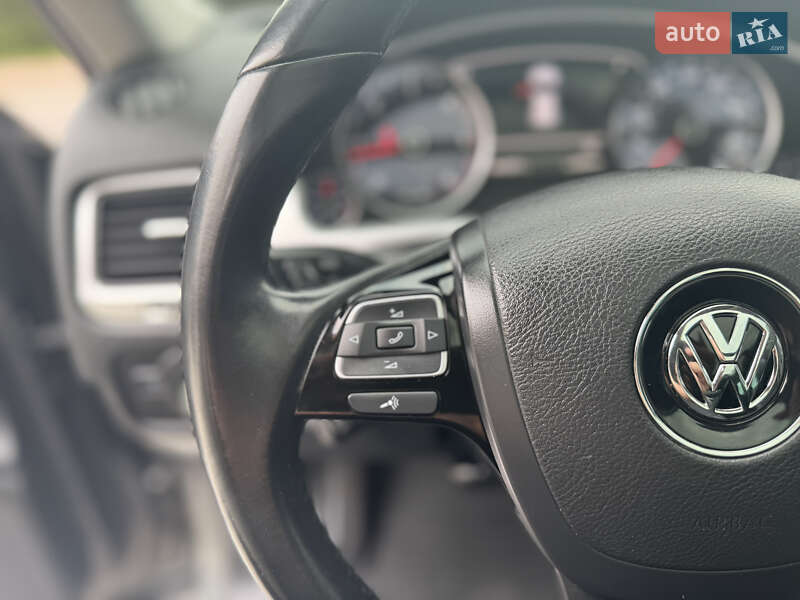 Позашляховик / Кросовер Volkswagen Touareg 2013 в Києві