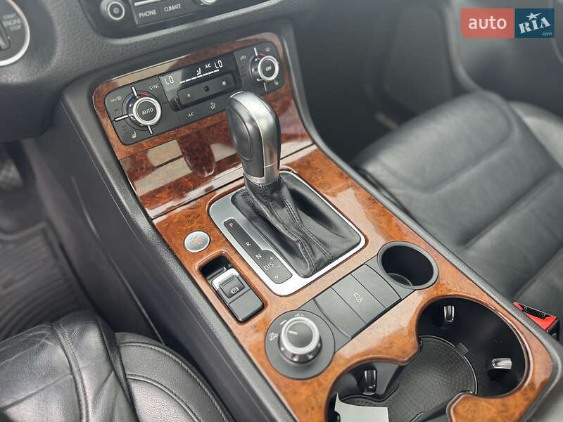 Позашляховик / Кросовер Volkswagen Touareg 2013 в Києві