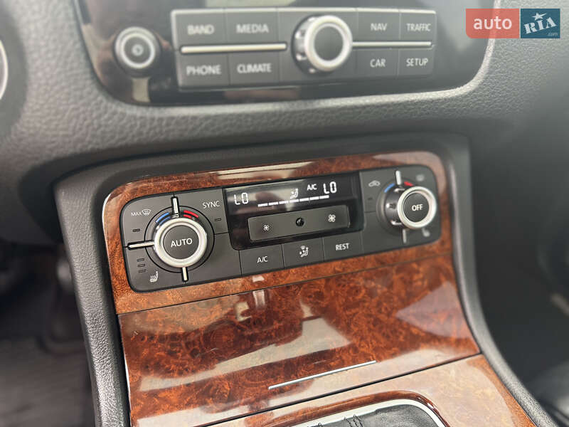 Позашляховик / Кросовер Volkswagen Touareg 2013 в Києві
