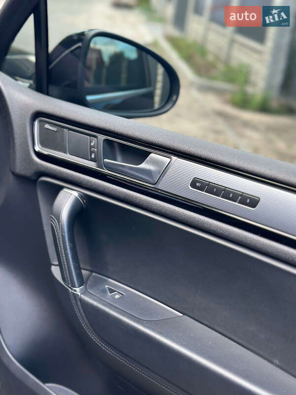 Внедорожник / Кроссовер Volkswagen Touareg 2016 в Киеве