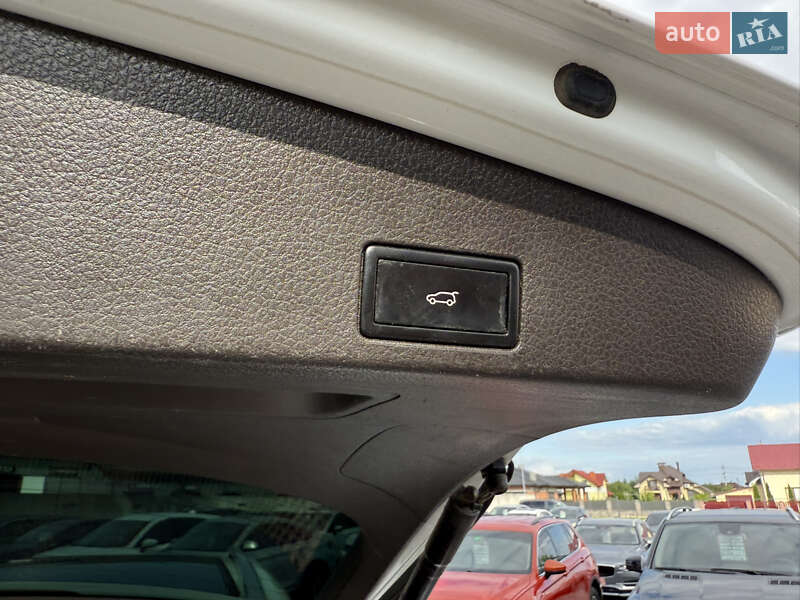 Позашляховик / Кросовер Volkswagen Touareg 2012 в Стрию