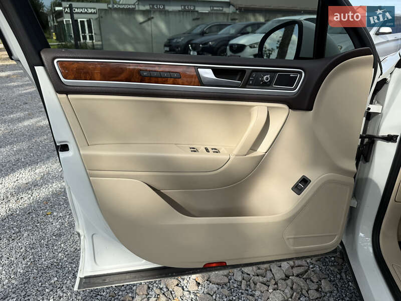 Позашляховик / Кросовер Volkswagen Touareg 2012 в Стрию