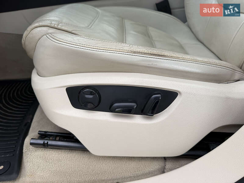 Позашляховик / Кросовер Volkswagen Touareg 2012 в Стрию