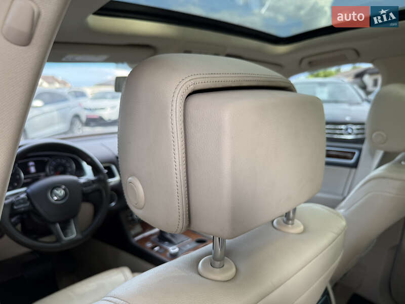 Позашляховик / Кросовер Volkswagen Touareg 2012 в Стрию