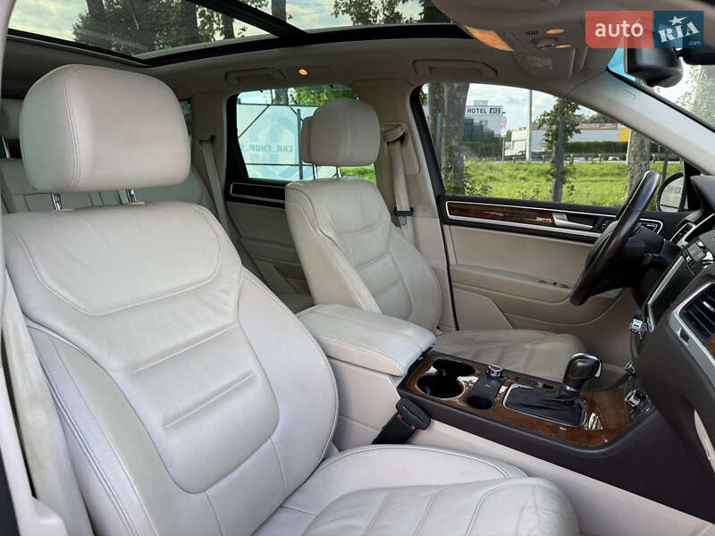 Позашляховик / Кросовер Volkswagen Touareg 2012 в Стрию