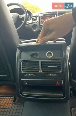 Внедорожник / Кроссовер Volkswagen Touareg 2013 в 