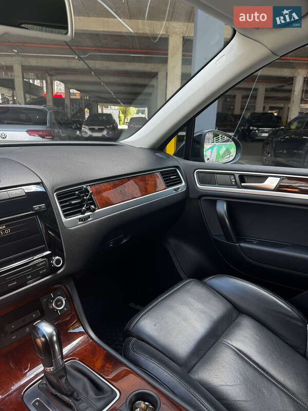 Внедорожник / Кроссовер Volkswagen Touareg 2014 в Киеве