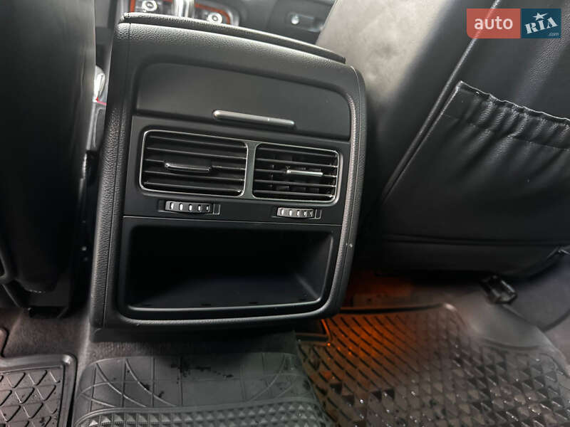 Внедорожник / Кроссовер Volkswagen Touareg 2014 в Киеве