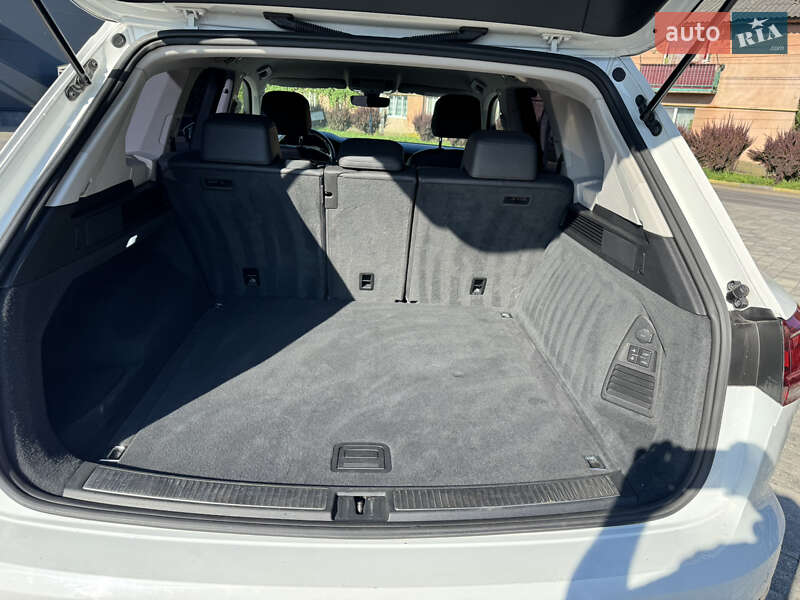 Внедорожник / Кроссовер Volkswagen Touareg 2019 в Тячеве