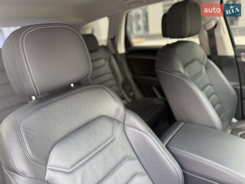Внедорожник / Кроссовер Volkswagen Touareg 2021 в Киеве