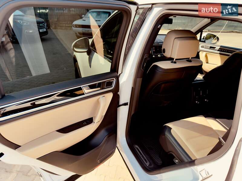 Позашляховик / Кросовер Volkswagen Touareg 2016 в Одесі