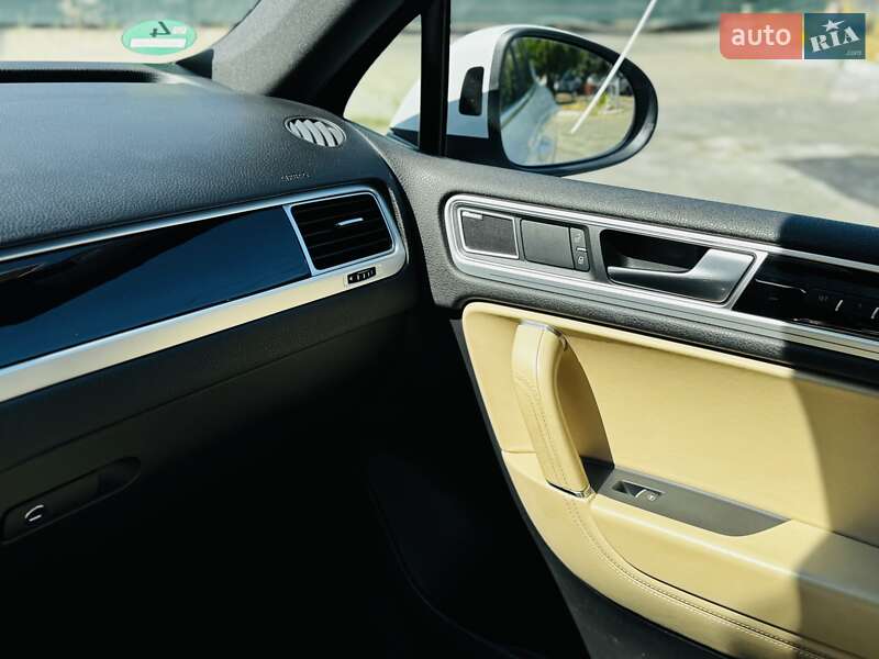 Позашляховик / Кросовер Volkswagen Touareg 2016 в Одесі