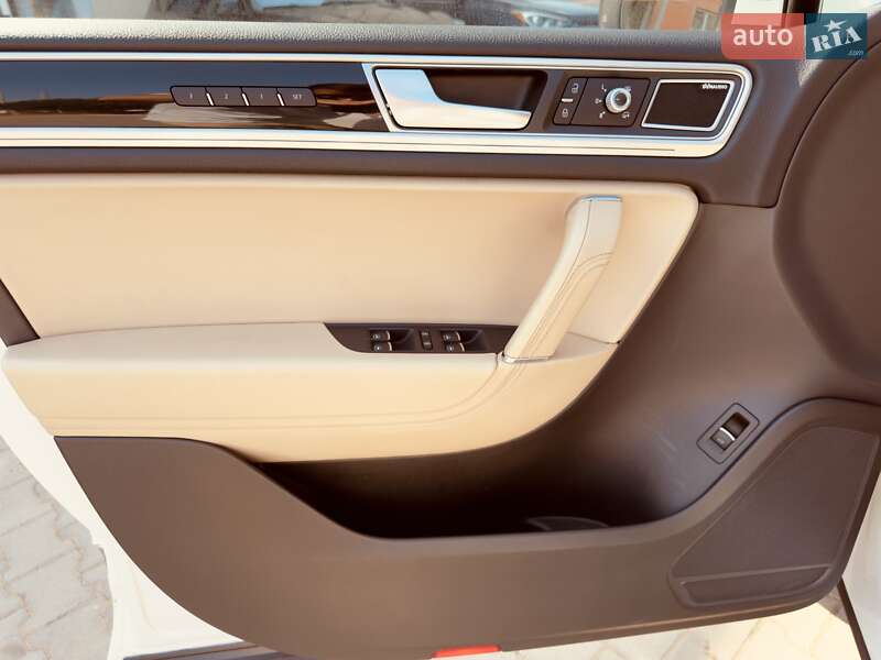 Позашляховик / Кросовер Volkswagen Touareg 2016 в Одесі