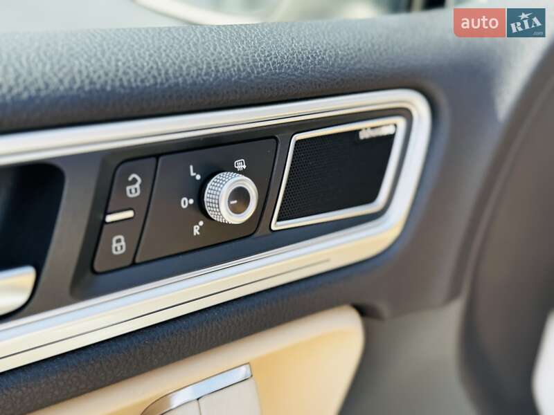 Позашляховик / Кросовер Volkswagen Touareg 2016 в Одесі