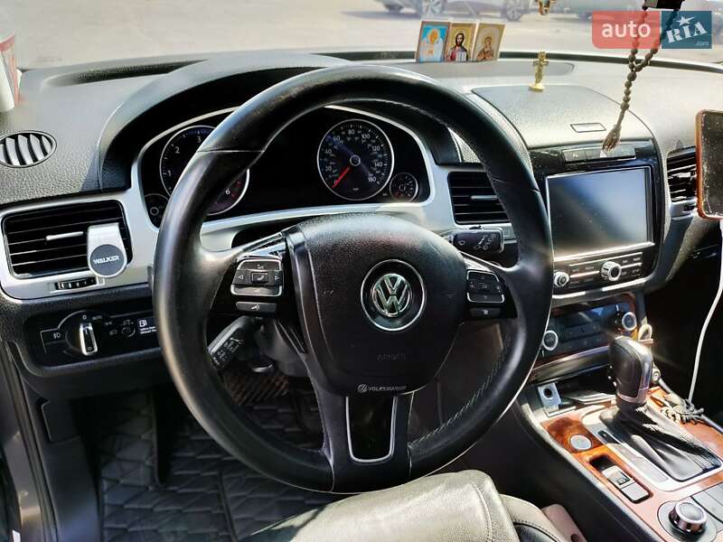 Позашляховик / Кросовер Volkswagen Touareg 2011 в Хусті
