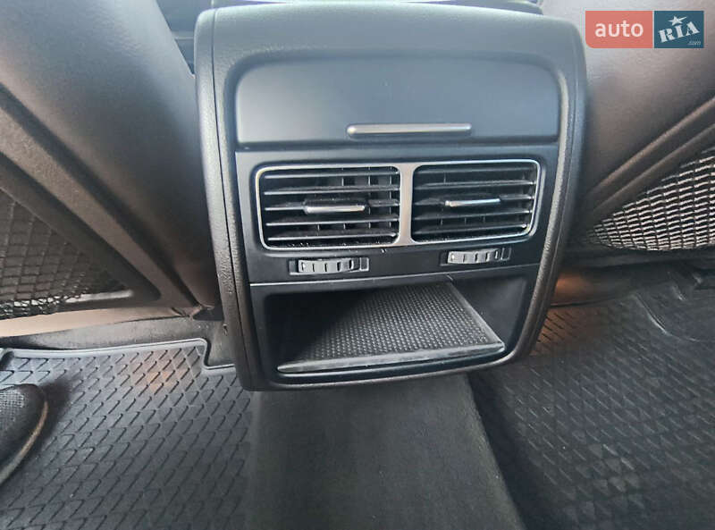 Внедорожник / Кроссовер Volkswagen Touareg 2012 в Павлограде