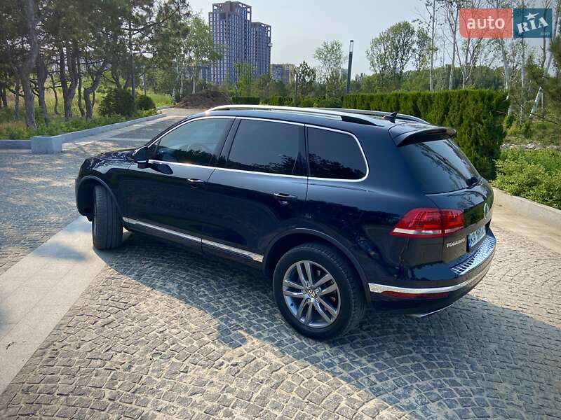 Позашляховик / Кросовер Volkswagen Touareg 2015 в Дніпрі