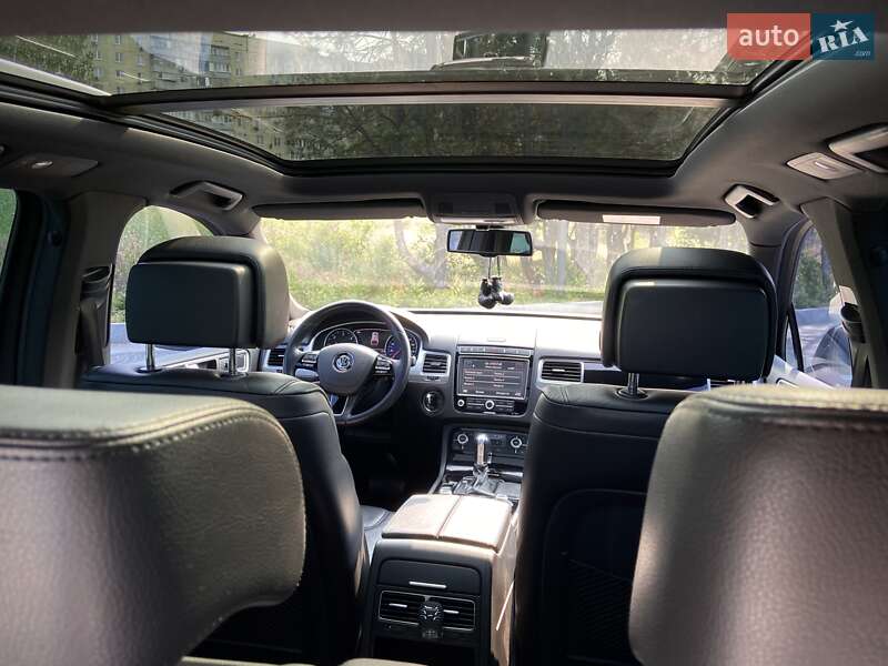 Позашляховик / Кросовер Volkswagen Touareg 2015 в Дніпрі