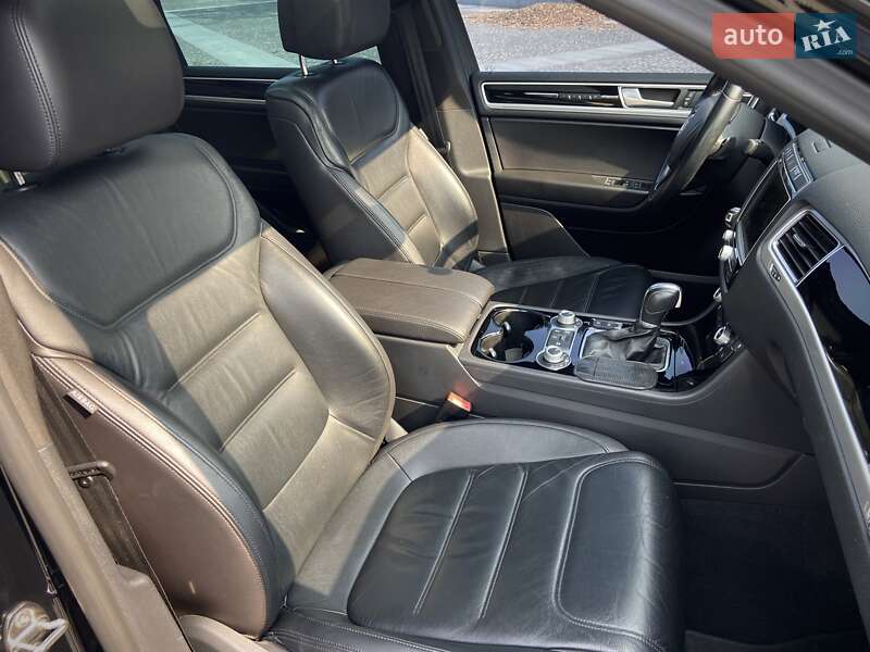 Позашляховик / Кросовер Volkswagen Touareg 2015 в Дніпрі