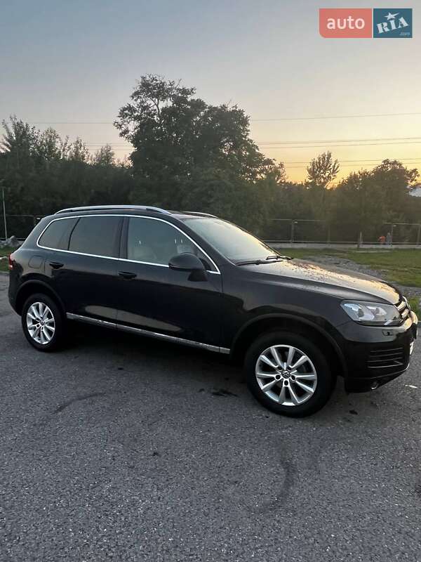Внедорожник / Кроссовер Volkswagen Touareg 2014 в Ровно