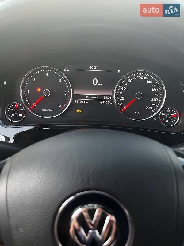 Внедорожник / Кроссовер Volkswagen Touareg 2014 в Ровно