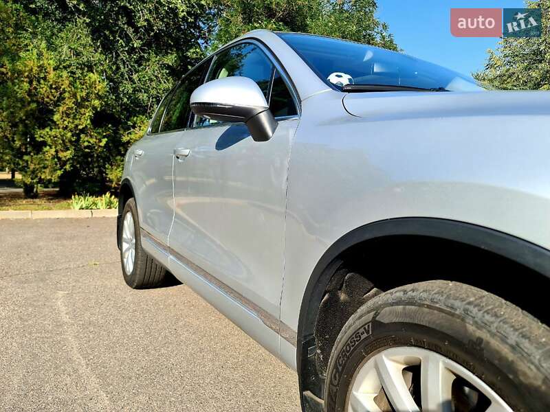 Позашляховик / Кросовер Volkswagen Touareg 2013 в Києві