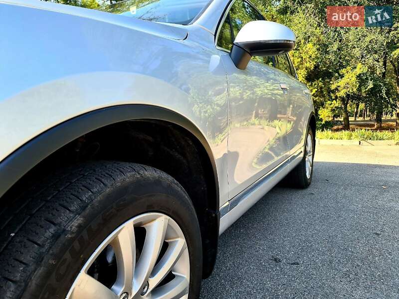 Позашляховик / Кросовер Volkswagen Touareg 2013 в Києві