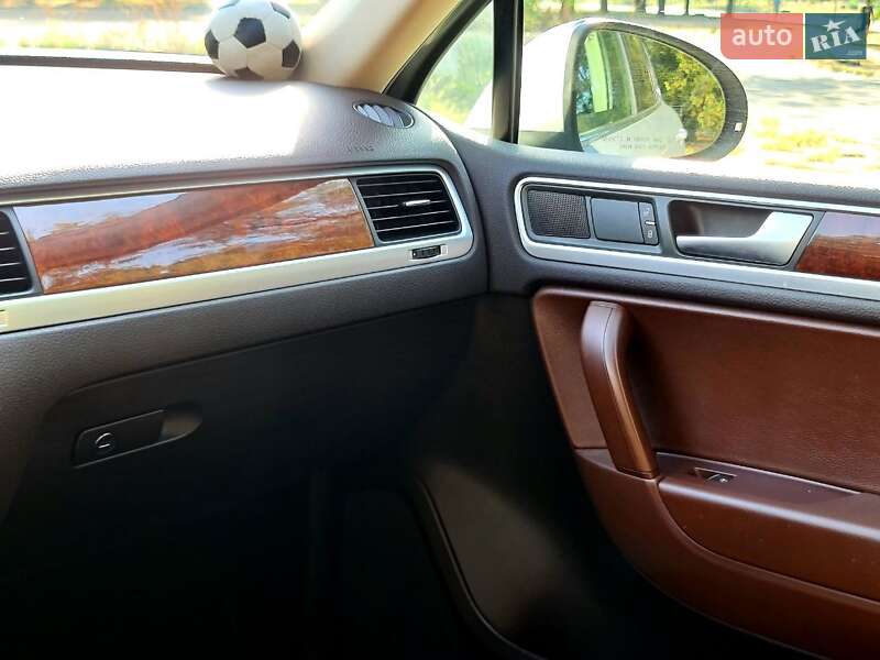 Позашляховик / Кросовер Volkswagen Touareg 2013 в Києві