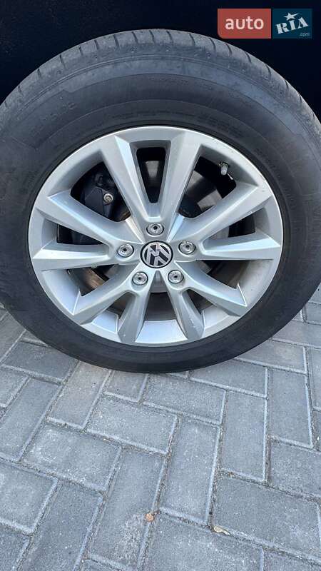 Позашляховик / Кросовер Volkswagen Touareg 2012 в Старій Вижівці
