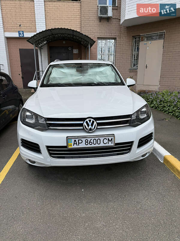 Внедорожник / Кроссовер Volkswagen Touareg 2012 в Киеве