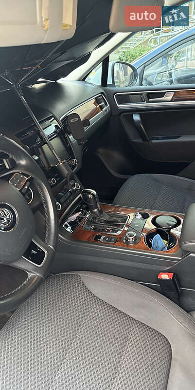 Внедорожник / Кроссовер Volkswagen Touareg 2012 в Киеве