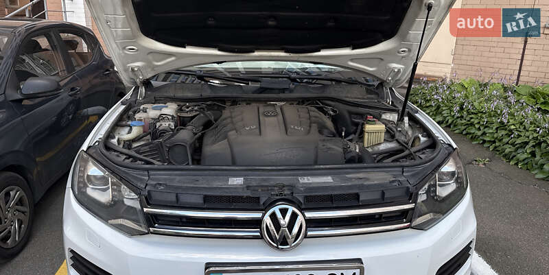 Внедорожник / Кроссовер Volkswagen Touareg 2012 в Киеве