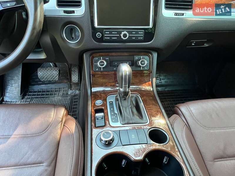 Внедорожник / Кроссовер Volkswagen Touareg 2013 в Дубно