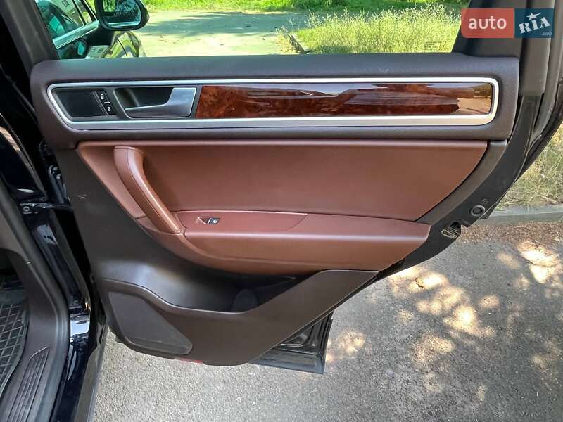 Внедорожник / Кроссовер Volkswagen Touareg 2013 в Дубно