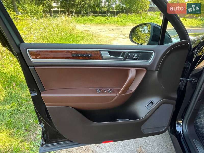 Внедорожник / Кроссовер Volkswagen Touareg 2013 в Дубно