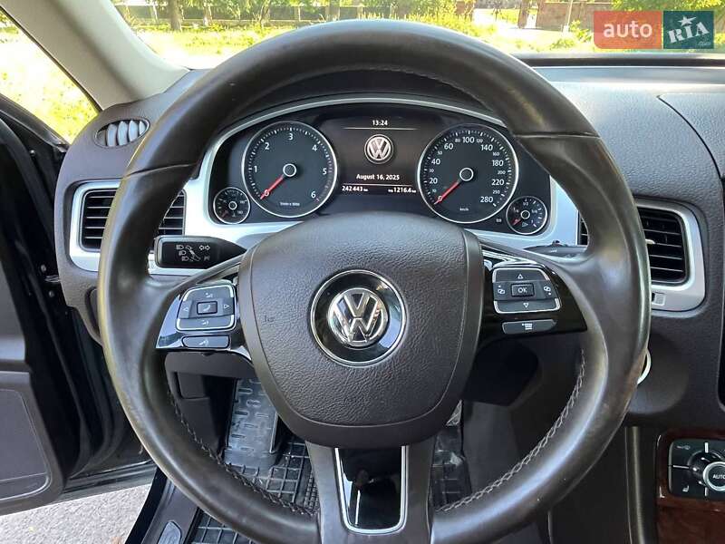 Внедорожник / Кроссовер Volkswagen Touareg 2013 в Дубно